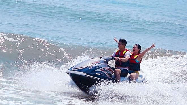 Khai trương dịch vụ thể thao dưới nước đầu tiên tại bãi biển Thuận An - Huế