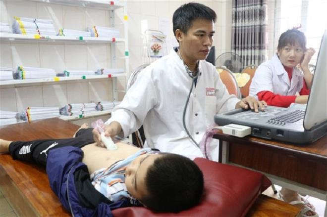 Bệnh viện Trung ương Huế khám sàng lọc bệnh tim mạch miễn phí cho trẻ em Nghệ An - 1