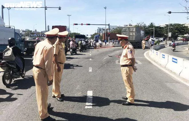 Bé trai 6 tuổi thiệt mạng, mẹ nguy kịch sau va chạm với xe container