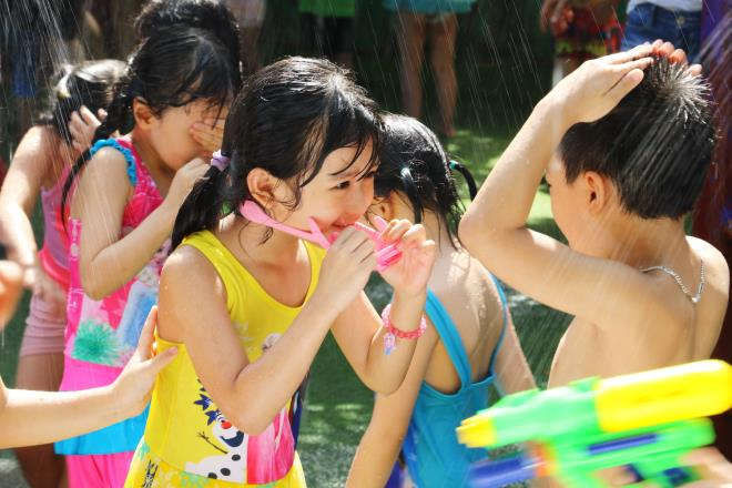 Học sinh cười tít mắt, thoả thích đùa nghịch tại lễ hội té nước - 2