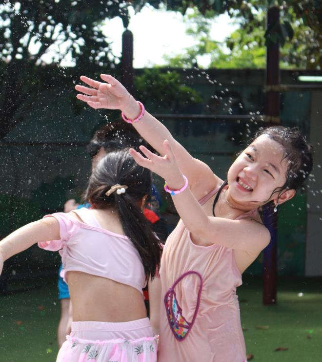 Học sinh cười tít mắt, thoả thích đùa nghịch tại lễ hội té nước - 5
