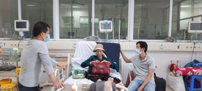 Bệnh nh&acirc;n 19 tươi cười cảm ơn y b&aacute;c sĩ khi ra viện - 2