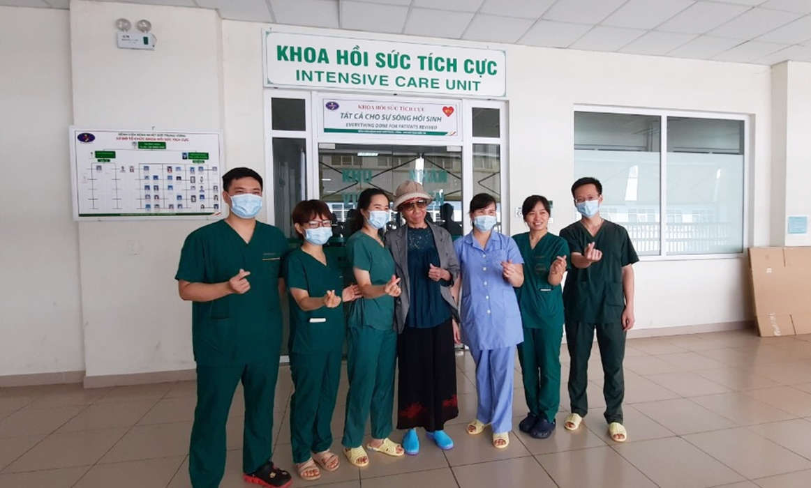 Bệnh nh&acirc;n 19 tươi cười cảm ơn y b&aacute;c sĩ khi ra viện - 3