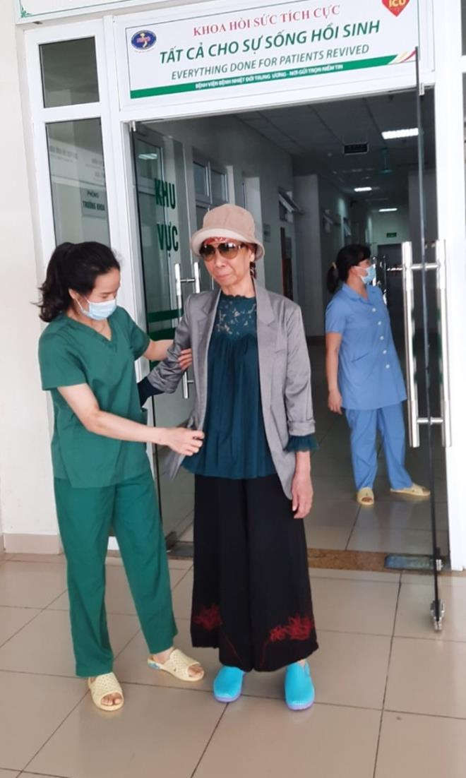 Bệnh nh&acirc;n 19 tươi cười cảm ơn y b&aacute;c sĩ khi ra viện - 4