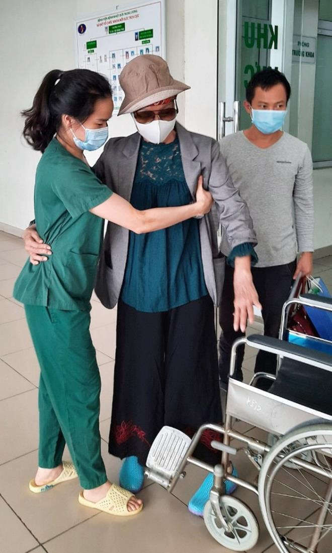 Bệnh nh&acirc;n 19 tươi cười cảm ơn y b&aacute;c sĩ khi ra viện - 5