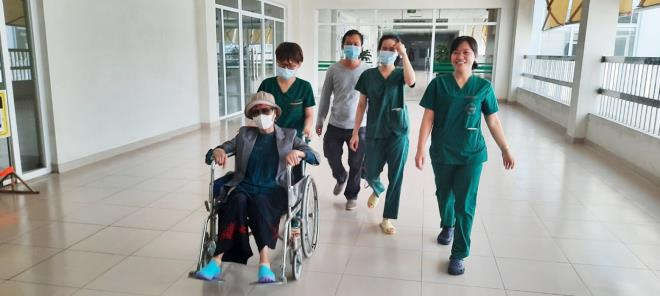 Bệnh nh&acirc;n 19 tươi cười cảm ơn y b&aacute;c sĩ khi ra viện - 6