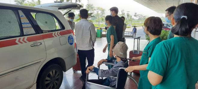 Bệnh nh&acirc;n 19 tươi cười cảm ơn y b&aacute;c sĩ khi ra viện - 7