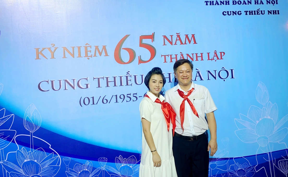Ca sĩ Ngọc Khuê và anh Lê Quang Đại, Giám đốc Cung Thiếu nhi Hà Nội