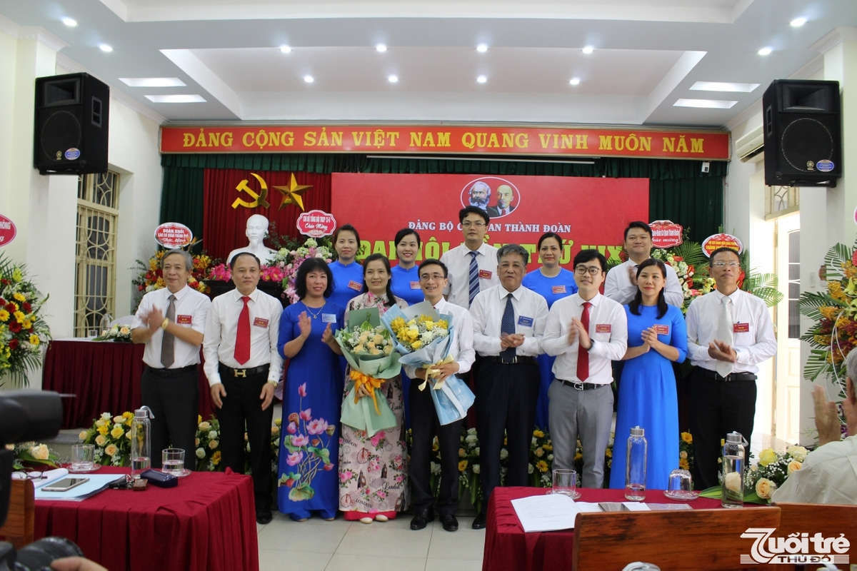 Ban Chấp h&agrave;nh Đảng bộ cơ quan Th&agrave;nh đo&agrave;n Hải Ph&ograve;ng kho&aacute; XIX, nhiệm kỳ 2020 - 2025 ra mắt Đại hội v&agrave; nhận hoa ch&uacute;c mừng của Đảng uỷ Khối cơ quan th&agrave;nh phố Hải Ph&ograve;ng