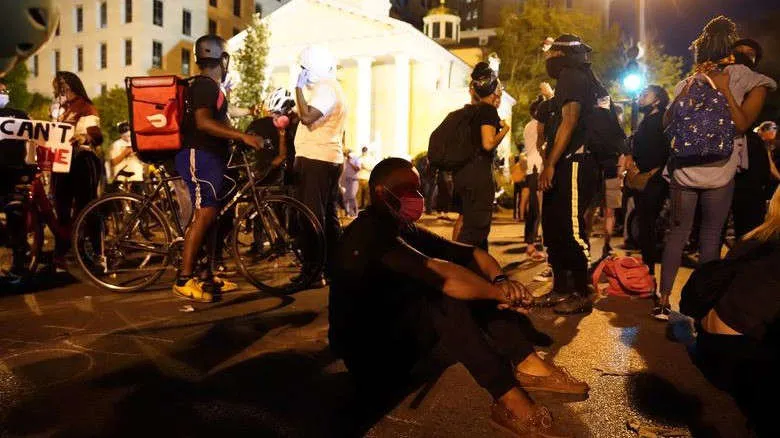 nguoi bieu tinh my phot lo lenh gioi nghiem hinh 1