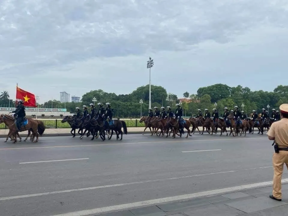 S&aacute;ng 8/6, Cảnh s&aacute;t cơ động Kỵ binh diễu h&agrave;nh trước đại biểu Quốc hội - 1