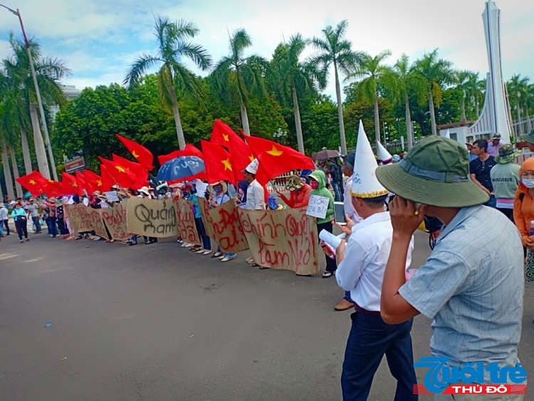 Người dân tập trung đông người kêu cứu UBND tỉnh Quảng Nam yêu cầu Công ty Bách Đạt An giải quyết quyền lợi khi mua đất dự án của công ty này
