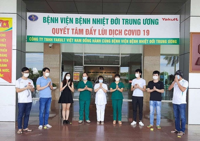 Thêm 9 ca COVID-19 khỏi bệnh, còn 1 bệnh nhân nước ngoài là phi công người Anh