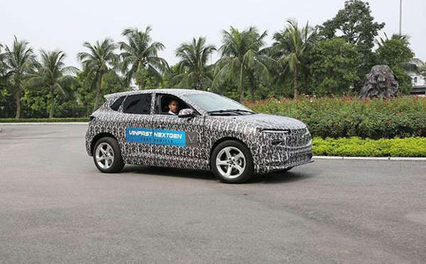 Ô tô điện VinFast đang chạy thử tại Hà Nội.