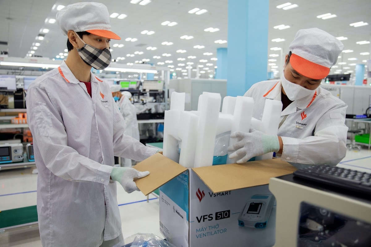 Công nhân đang đóng gói máy thở trong nhà máy VinSmart.