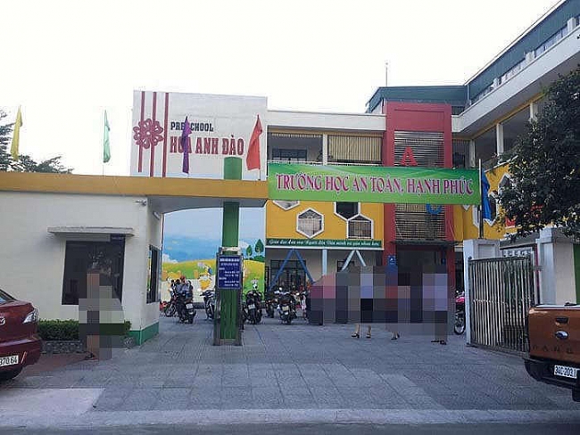 Cầm dép đánh vào đầu học sinh mầm non, 2 nữ giáo viên bị cho thôi việc