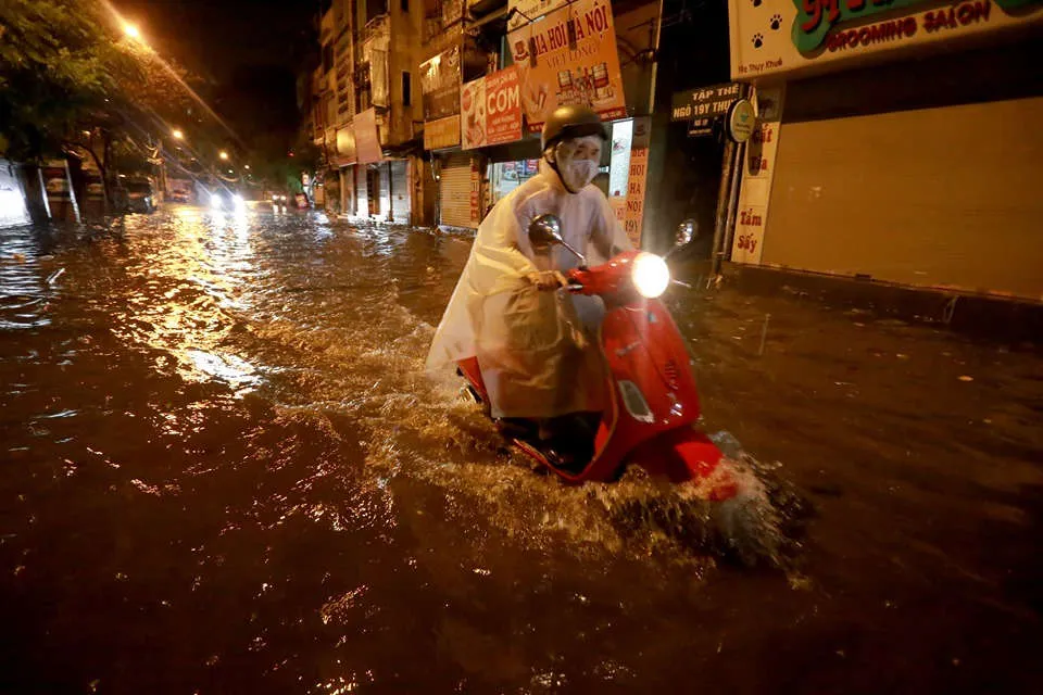 Sau trận 'mưa vàng' giải nhiệt, đường Hà Nội ngập úng, cây xanh bị quật đổ