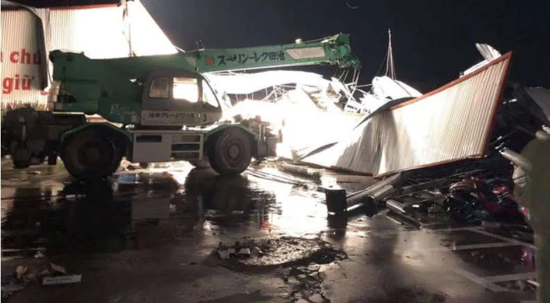 Hiện trường xưởng gỗ ở Vĩnh Ph&uacute;c bị lốc cuốn tan t&agrave;nh, hơn 20 người thương vong - 3