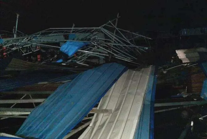 Hiện trường xưởng gỗ ở Vĩnh Ph&uacute;c bị lốc cuốn tan t&agrave;nh, hơn 20 người thương vong - 4