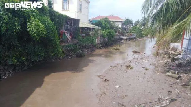 Nước đ&oacute;ng b&igrave;nh lấy từ mương nước thải từng được cung cấp cho học sinh tiểu học - 2