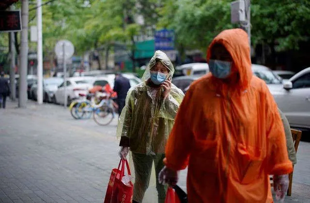 “Trên 95% các nhóm người ở Vũ Hán vẫn dễ mắc Covid-19“