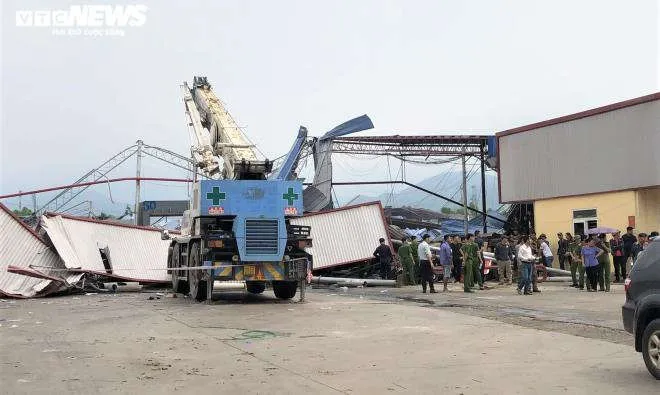 Ảnh: Khám nghiệm hiện trường xưởng gỗ bị sập sau dông lốc ở Vĩnh Phúc