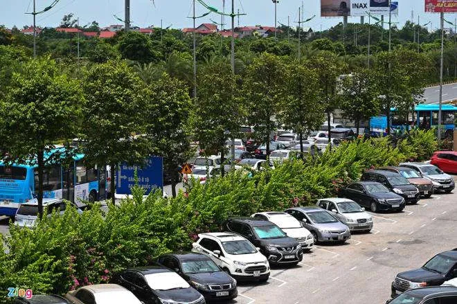 Cảnh tượng hiếm thấy ở sân bay Nội Bài: Ô tô kẹt cứng khắp lối - 3