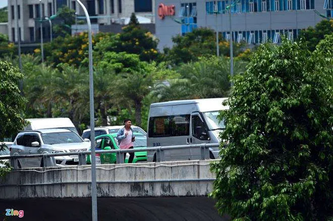 Cảnh tượng hiếm thấy ở sân bay Nội Bài: Ô tô kẹt cứng khắp lối - 4