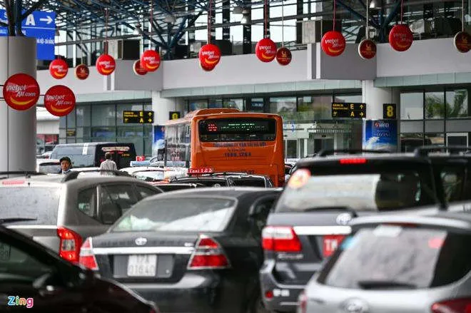 Cảnh tượng hiếm thấy ở sân bay Nội Bài: Ô tô kẹt cứng khắp lối - 5