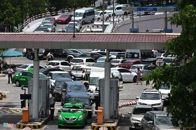 Cảnh tượng hiếm thấy ở sân bay Nội Bài: Ô tô kẹt cứng khắp lối - 6
