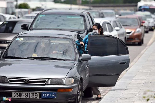 Cảnh tượng hiếm thấy ở sân bay Nội Bài: Ô tô kẹt cứng khắp lối - 10