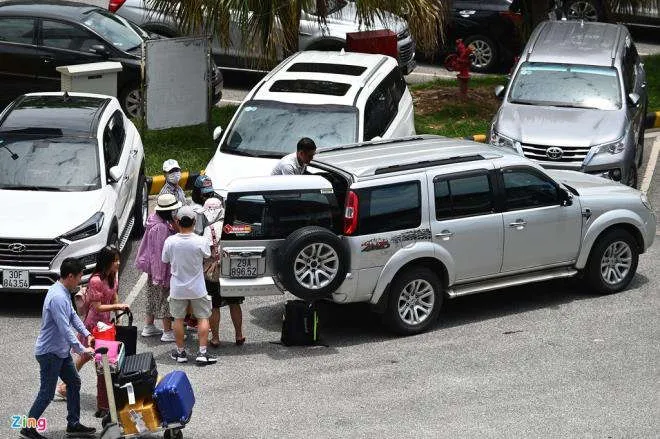 Cảnh tượng hiếm thấy ở sân bay Nội Bài: Ô tô kẹt cứng khắp lối - 13