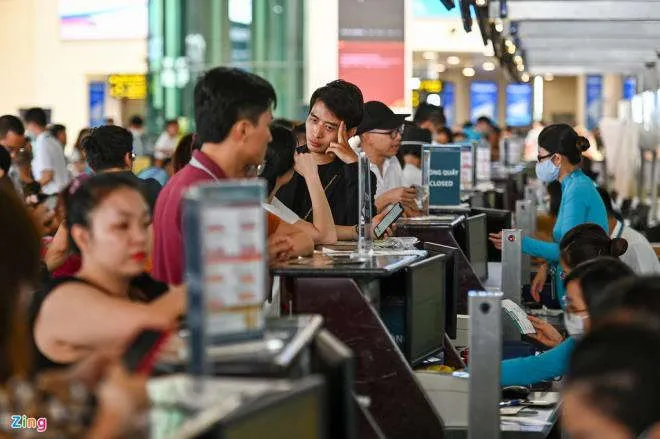 Cảnh tượng hiếm thấy ở sân bay Nội Bài: Ô tô kẹt cứng khắp lối - 14