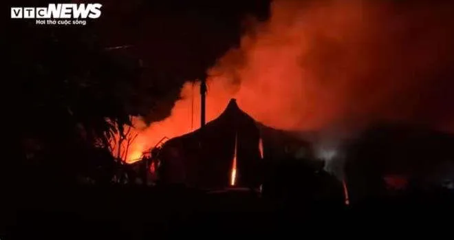 Ch&aacute;y lớn ở khu c&ocirc;ng  nghiệp Ngọc Hồi trong đ&ecirc;m - 1