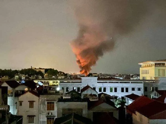 Cháy lớn ở khu công  nghiệp Ngọc Hồi trong đêm