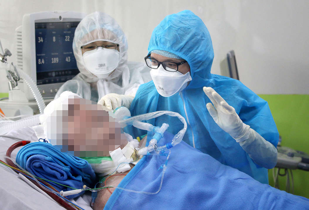 Nam phi công Anh bỏ tập máy thở thời gian dài hơn - 1