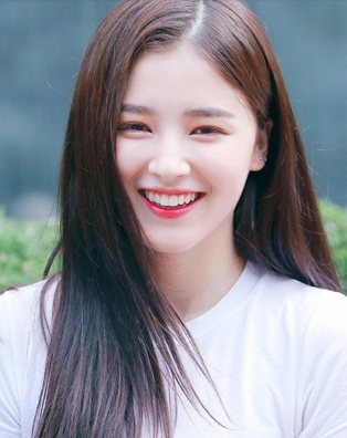 5 mỹ nhân Kpop phá vỡ quan niệm cằm Vline, mặt thon gọn mới đẹp - Ảnh 6 5 mỹ nhân Kpop phá vỡ quan niệm cằm Vline, mặt thon gọn mới đẹp - Ảnh 6