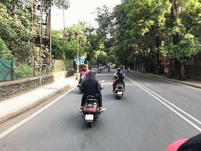 Du học sinh tại Ấn Độ: Đi xe máy, thèm ăn thịt