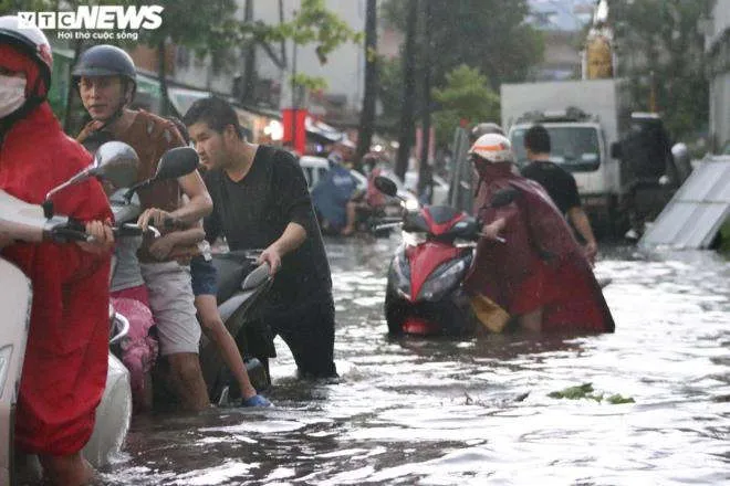 Giao th&ocirc;ng TP.HCM t&ecirc; liệt nhiều giờ sau mưa lớn - 1