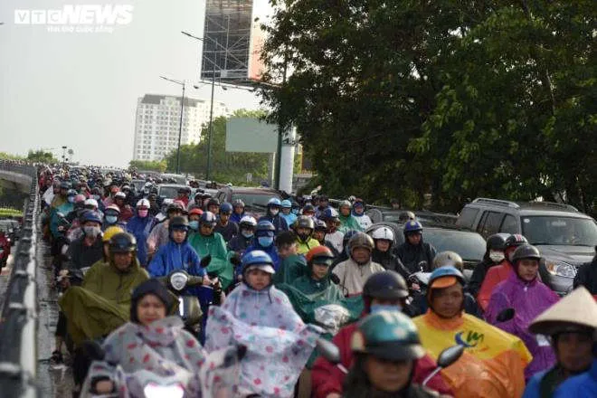 Giao th&ocirc;ng TP.HCM t&ecirc; liệt nhiều giờ sau mưa lớn - 2