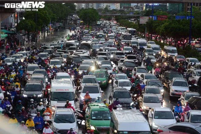 Giao th&ocirc;ng TP.HCM t&ecirc; liệt nhiều giờ sau mưa lớn - 3
