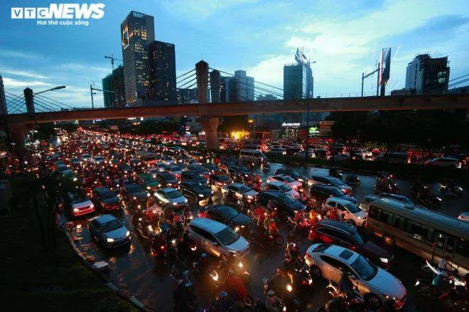 Giao th&ocirc;ng TP.HCM t&ecirc; liệt nhiều giờ sau mưa lớn - 4