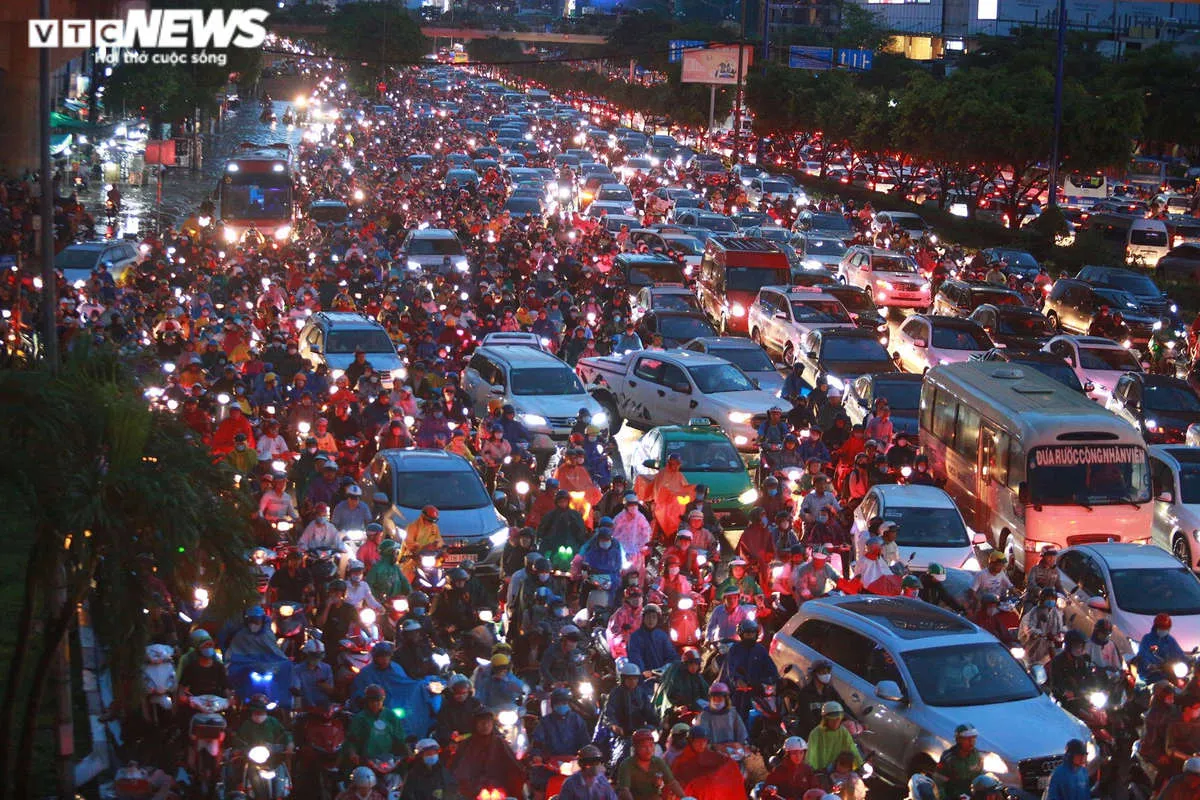 Giao th&ocirc;ng TP.HCM t&ecirc; liệt nhiều giờ sau mưa lớn - 5