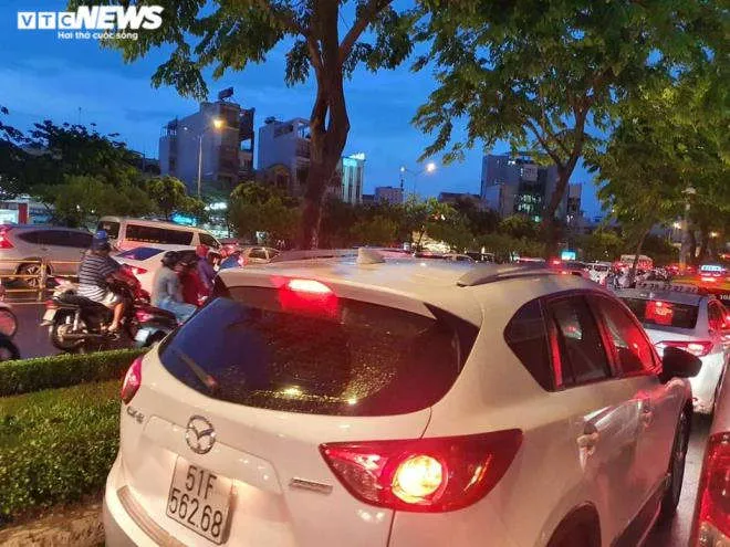 Giao th&ocirc;ng TP.HCM t&ecirc; liệt nhiều giờ sau mưa lớn - 6