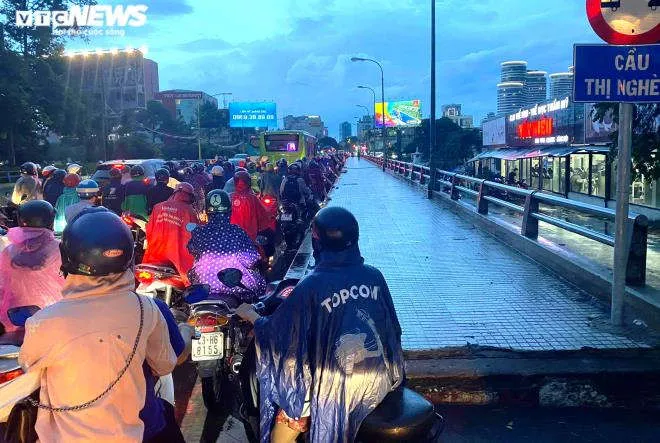 Giao th&ocirc;ng TP.HCM t&ecirc; liệt nhiều giờ sau mưa lớn - 7