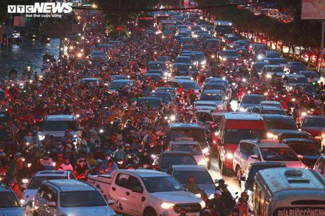 Giao th&ocirc;ng TP.HCM t&ecirc; liệt nhiều giờ sau mưa lớn - 8