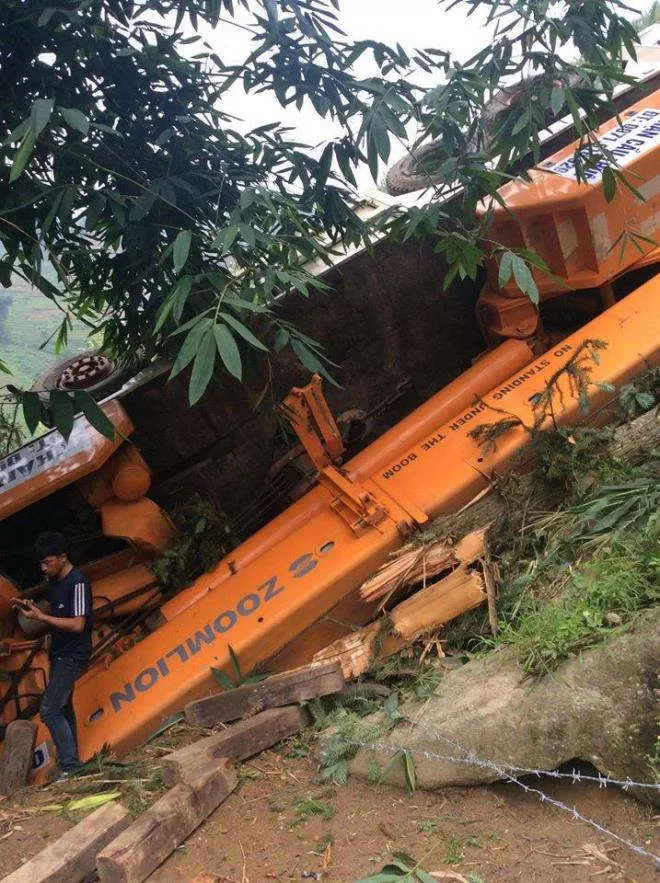 SaPa: Ô tô cẩu lao xuống vực, tài xế chết mắc kẹt trong cabin