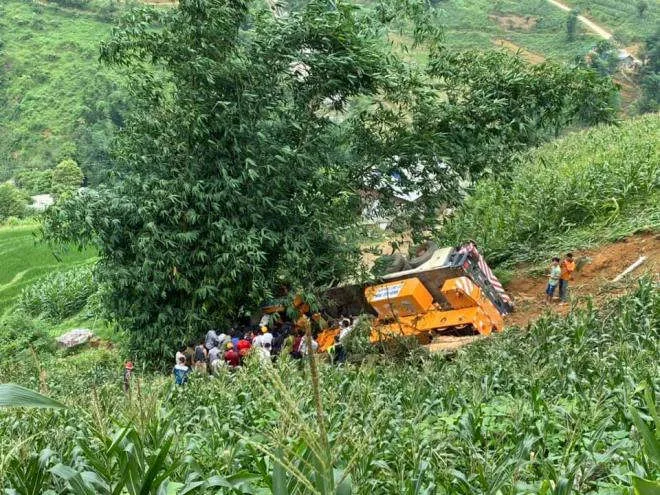SaPa: Ô tô cẩu lao xuống vực, tài xế chết mắc kẹt trong cabin - 1