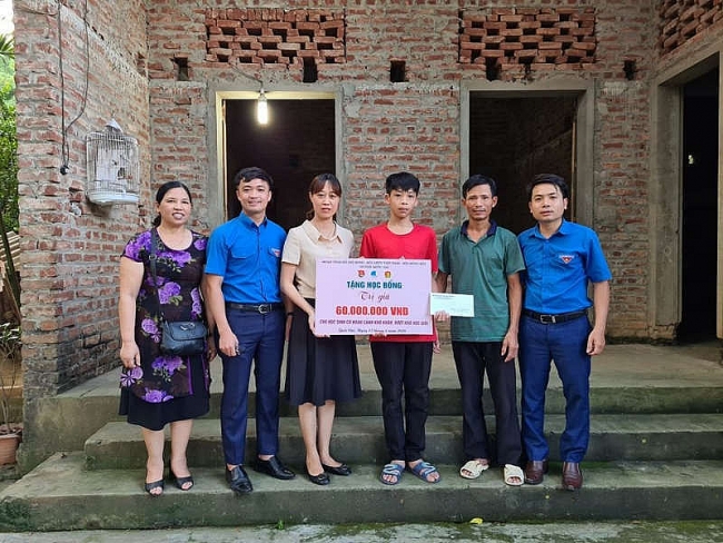 Trao tặng học bổng “Thắp sáng ước mơ cho em”
