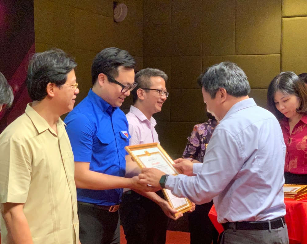 Đồng ch&iacute; Nguyễn Văn Phong - UV BTV, Trưởng ban Tuy&ecirc;n gi&aacute;o Th&agrave;nh ủy H&agrave; Nội trao thưởng cho c&aacute;c đơn vị đ&atilde; c&oacute; th&agrave;nh t&iacute;ch trong c&ocirc;ng t&aacute;c tuy&ecirc;n truyền ph&ograve;ng, chống dịch bệnh Covid-19